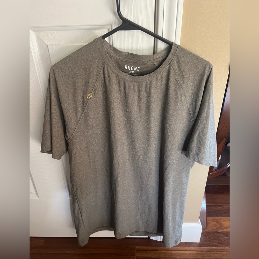 RHONE Men’s Reign workout Tee, size Medium in Green-grey heather color